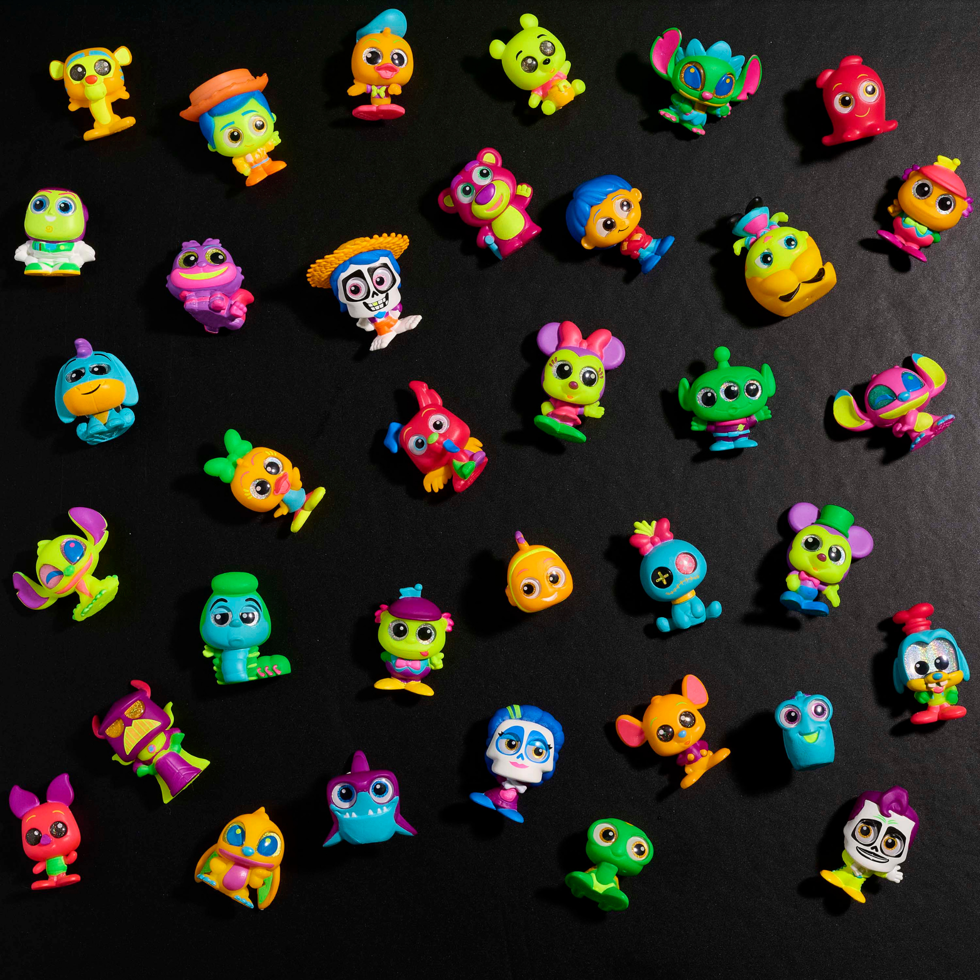 Disney Doorables Neon Glow Peek Features 2 Visible & 3 Blind Bag 1.5 Inch (3.8 cm) Collectible Mini Action Figures, 5 of 35 Collectible Figurines, Officially Licensed Kids Toy for Ages 5+ by Just Play