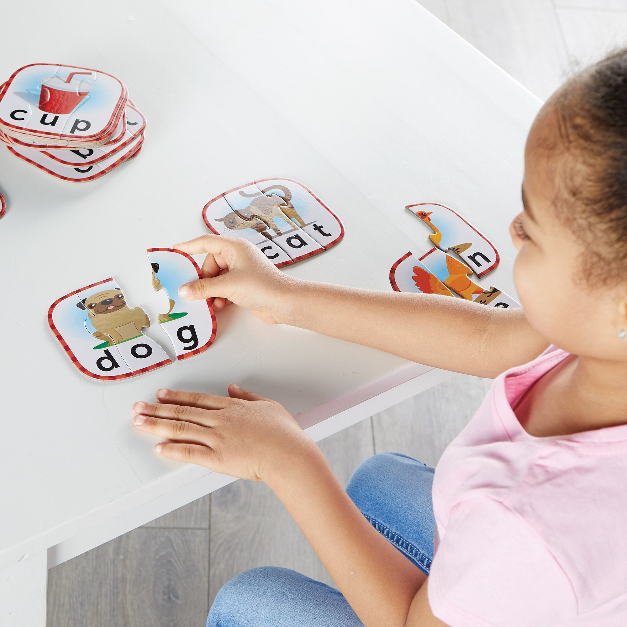 بطاقات ألغاز الكلمات المكونة من ثلاثة أحرف من Learning Resources، نشاط تعليمي لغوي وإملائي لمرحلة ما قبل المدرسة، ألغاز ذاتية التصحيح، للأعمار من 3 سنوات فما فوق