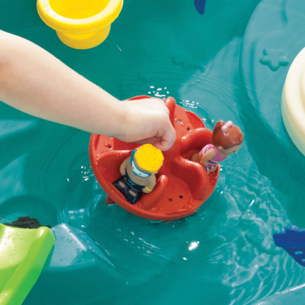 Step2 Splish Splash Seas Water Table, Indoor and Outdoor Water Table, Activity Toy with 10 Piece Accessories Include Pirates, STEM Toy and Activity Centre, Suitable for Children Aged 1.5+