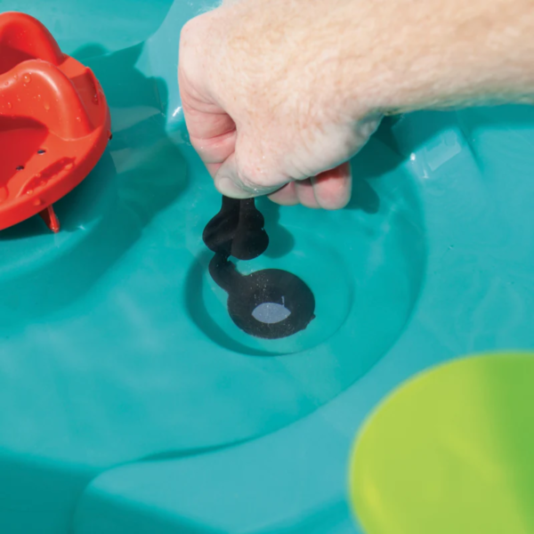 Step2 Splish Splash Seas Water Table, Indoor and Outdoor Water Table, Activity Toy with 10 Piece Accessories Include Pirates, STEM Toy and Activity Centre, Suitable for Children Aged 1.5+